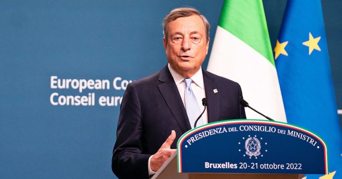 Gas, l’ultima conferenza stampa di Draghi a Bruxelles: “Ue ha accolto le nostre richieste, presto le bollette saranno più basse”