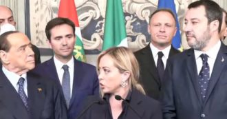 Copertina di Lo sguardo tra Berlusconi e Salvini quando Giorgia Meloni dice di essere stata indicata in maniera unanime per formare il Governo – video
