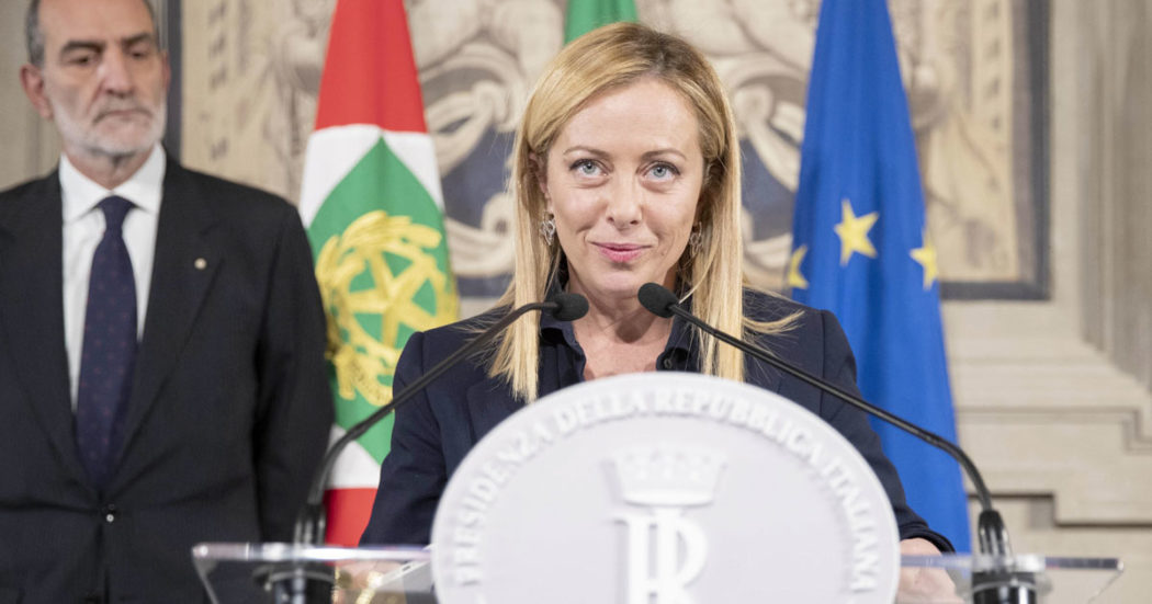 L’errore di Meloni: legge la lista dei ministri, ma scambia Fratin e Zangrillo. Lui intanto parla già come capo del ministero sbagliato