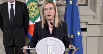 Meloni legge la lista dei ministri al Quirinale e inverte Zangrillo e Pichetto Fratin. Dopo un’ora la precisazione: “Errore di trascrizione”