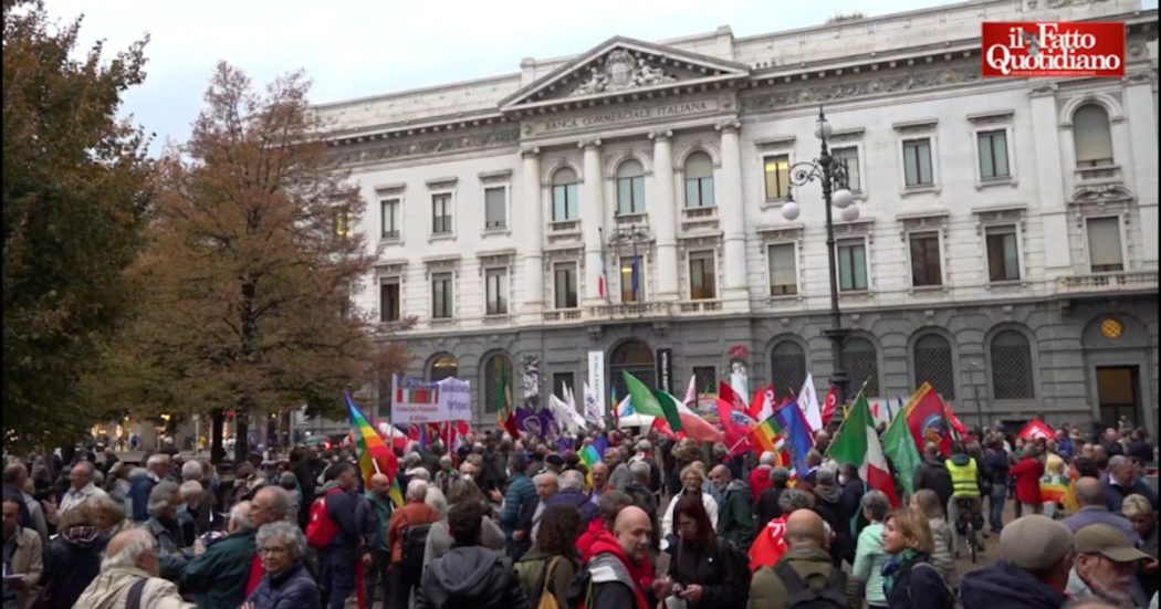 Milano, sit-in per la pace davanti alla Scala: “Incombe la minaccia nucleare. È dovere degli stati fermare questa follia”