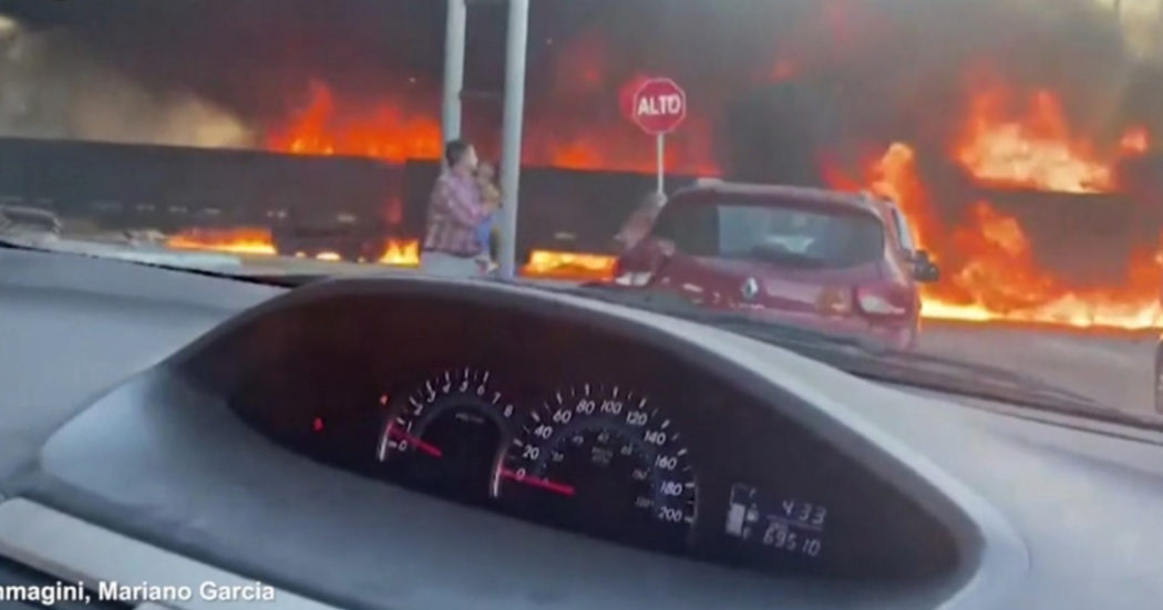 Enorme incendio avvolge ferrovia e case: il treno sfreccia su binari infiammati – Video