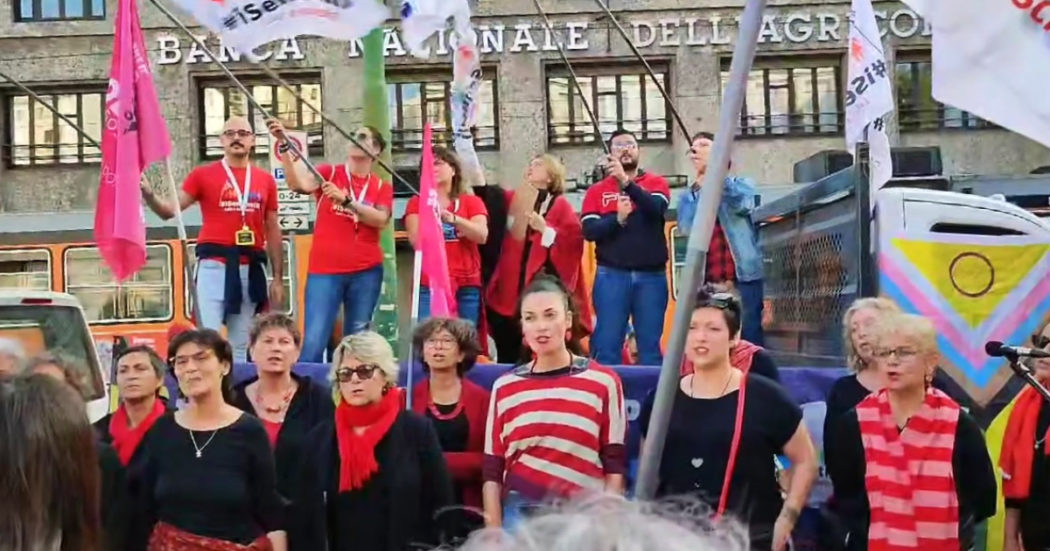 Milano, presidio ‘Resistiamo’ dei Sentinelli contro il governo: bandiere della pace e slogan “la 194 non si tocca” – Video