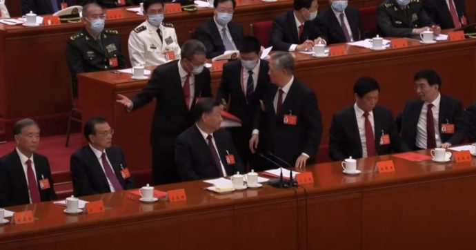 Cina, l’ex presidente Hu Jintao viene portato via dal Congresso del partito comunista davanti a Xi Jinping