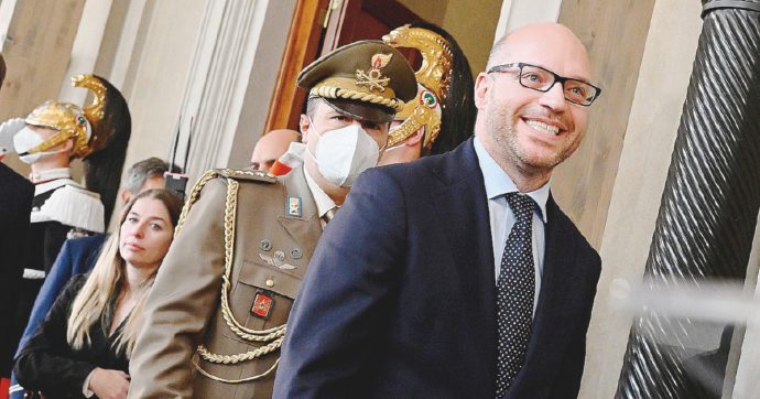 Croci, Lega e macchinoni: la piccola Vandea di Fontana