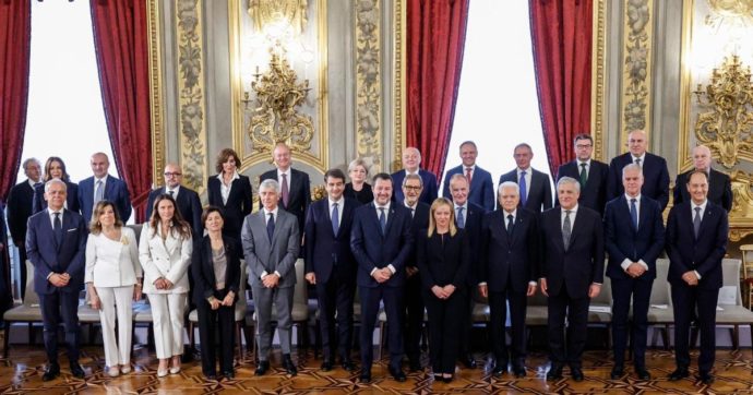Governo, la diretta – Meloni e i 24 ministri hanno giurato al Colle. E Gentiloni avverte: “Sui ritardi del Pnrr non saremo benevoli”