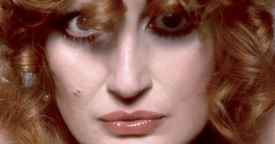 Copertina di Mina compie 86 anni, voce unica e vera diva della musica. La figlia Benedetta: “L’essere alieno più umano che io conosca”. Arriva un album inedito live del 1970