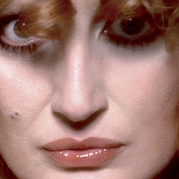 Mina compie 86 anni, voce unica e vera diva della musica. La figlia Benedetta: “L’essere alieno più umano che io conosca”. Arriva un album inedito live del 1970