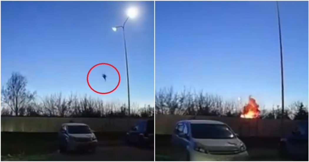 Aereo da caccia russo si schianta contro un edificio: morti i due piloti. Il momento dell’incidente – Video