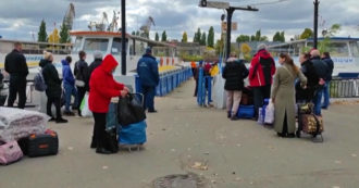 Copertina di Ucraina, la fuga in traghetto degli abitanti di Kherson. Le autorità filorusse: “Lasciate immediatamente la città” – Video