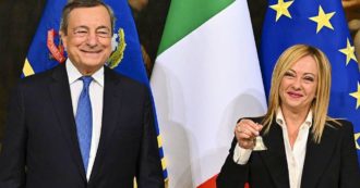 Copertina di Il passaggio della campanella tra Draghi e Meloni: i sorrisi e la stretta di mano – Video