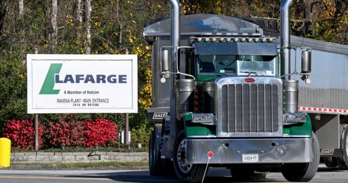 Francia, il gruppo Lafarge ammette: fece affari con l’Isis