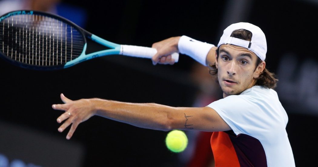 Atp 250 di Napoli, Musetti batte Berrettini in finale e vince il suo secondo titolo: “Emozionato per supporto di mia famiglia”