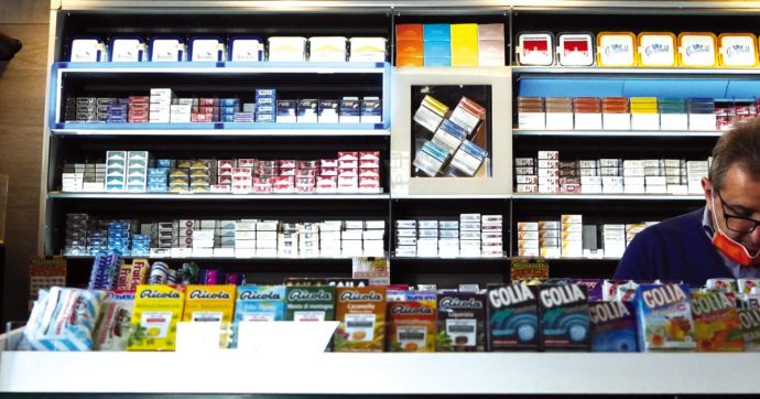 I tabaccai potranno rifiutare il pagamento delle sigarette con il bancomat: ecco perché