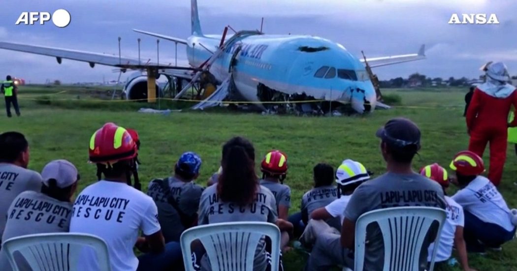 Filippine, aereo con 173 persone a bordo finisce fuori pista durante l’atterraggio: salvi tutti i passeggeri