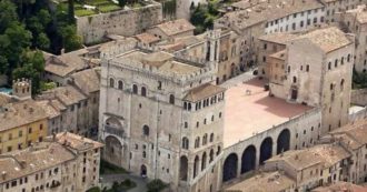 Copertina di Il comune di Gubbio interviene dopo la storia del tonno: “Tuteliamo immagine della città, agiremo per vie legali”. Ma i commentatori: “Post di Gubbio gusto”