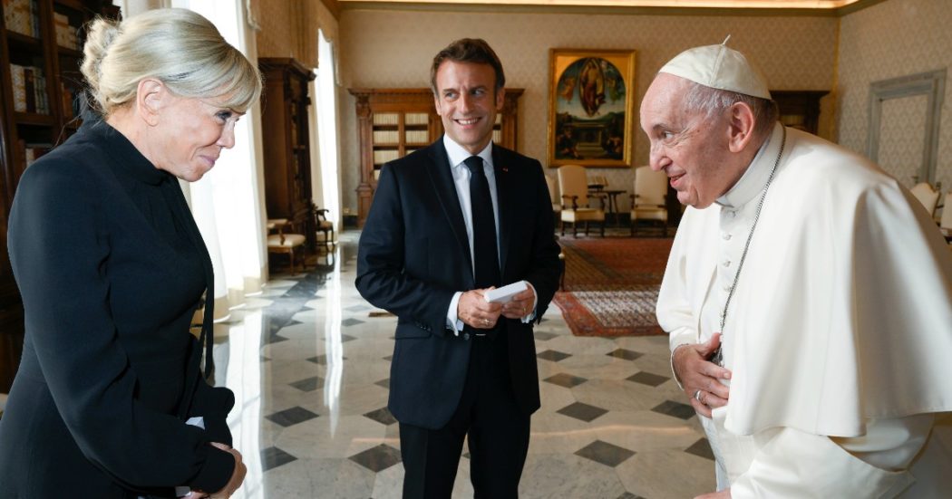 Bergoglio-Macron, il colloquio per la pace in Ucraina tra omaggi a tema e quel “prego per lei tutti i giorni” della première dame Brigitte