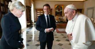 Copertina di Bergoglio-Macron, il colloquio per la pace in Ucraina tra omaggi a tema e quel “prego per lei tutti i giorni” della première dame Brigitte