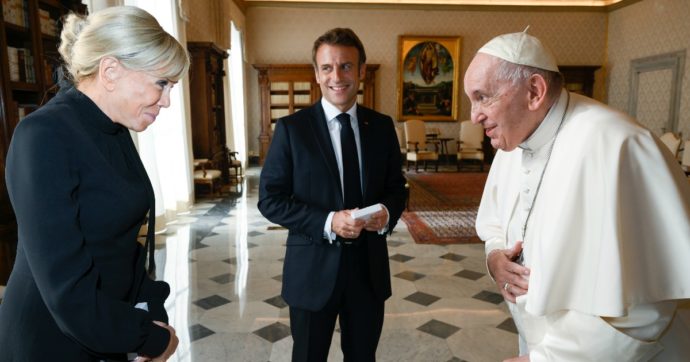 Bergoglio-Macron, il colloquio per la pace in Ucraina tra omaggi a tema e quel “prego per lei tutti i giorni” della première dame Brigitte
