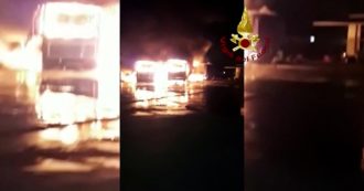 Copertina di Roma, grosso incendio in un’autofficina di Nettuno: distrutti diversi bus. Vigili del fuoco al lavoro tutta la notte