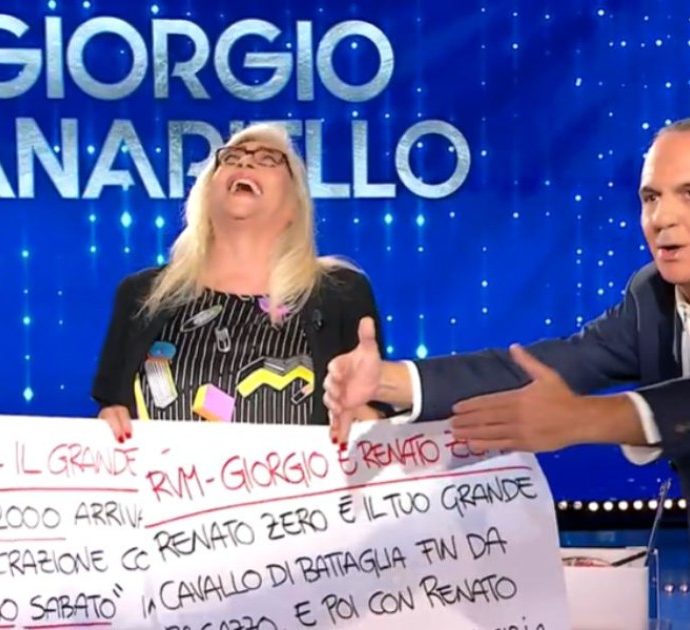 Domenica In, Mara Venier provoca Giorgio Panariello: “Guarda che mi hai dato una botta alla te**a”. Lui replica: “Qua è tutto te**e”