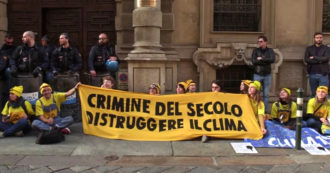 Copertina di Crisi climatica, vestiti da Minions sotto la Regione Piemonte: la protesta di Extinction Rebellion – Video