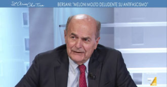 Copertina di Bersani a La7: “Discorso Meloni? Ha ridotto l’antifascismo a una fazione con la chiave inglese in mano. Inaccettabile quanto detto sul covid”