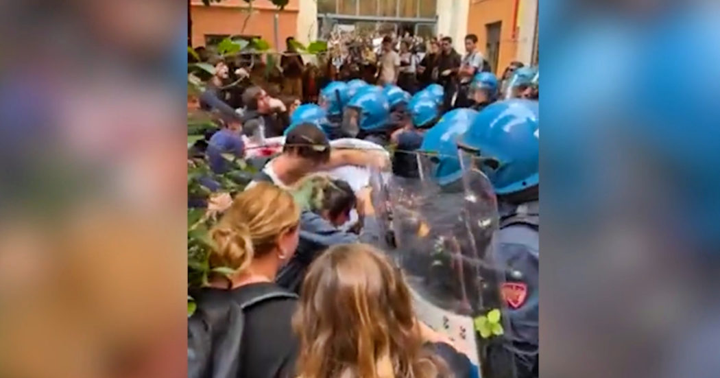 Roma, cariche della polizia contro gli studenti alla Sapienza: la protesta per il convegno con esponenti di FdI – Video
