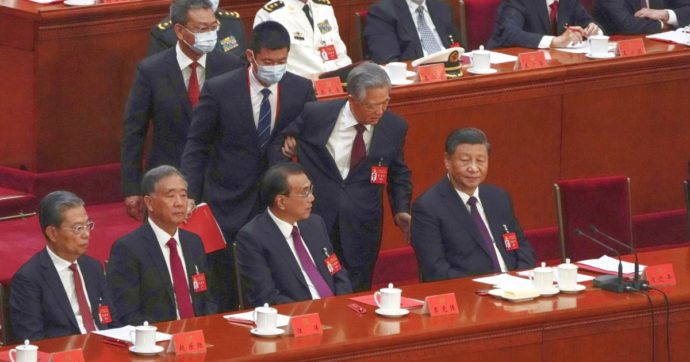 Cina, Hu Jintao e il mistero della cartelletta rossa: le ipotesi del suo allontanamento dal Congresso del Partito comunista