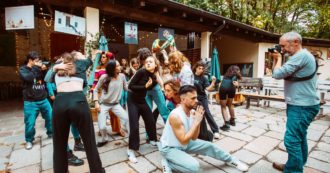 Copertina di Milano, 30 artisti improvvisano ‘La danza della libertà’ a sostegno delle donne iraniane: la performance sulle note della cantante Sahbā Khalili Amiri