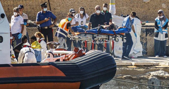 Anche i cadaveri di due gemellini su un barcone di migranti soccorsi dalla Guardia costiera al largo di Lampedusa