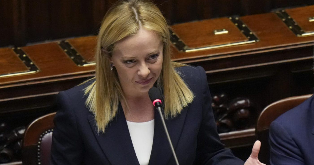 Prima delle bollette, Chigi fa la circolare su come chiamare Meloni: “Signor presidente”. Poi la retromarcia: “Basta il maschile”