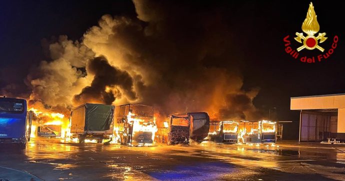 Incendio a Nettuno, in fiamme autobus Cotral e compattatrici dell’Ama. Non esclusa la pista dolosa