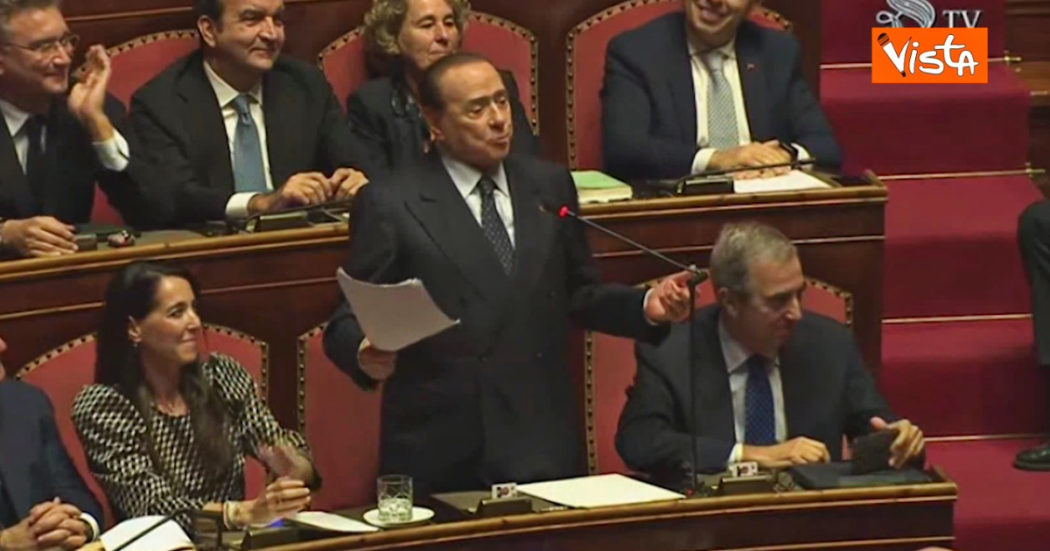 L’esordio di Berlusconi in Senato dopo nove anni: “Evviva, ho avuto il mio diciassettesimo nipotino” – Video
