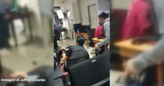 Copertina di Terremoto nelle Filippine, i dipendenti di un ufficio si riparano sotto le scrivanie – Video