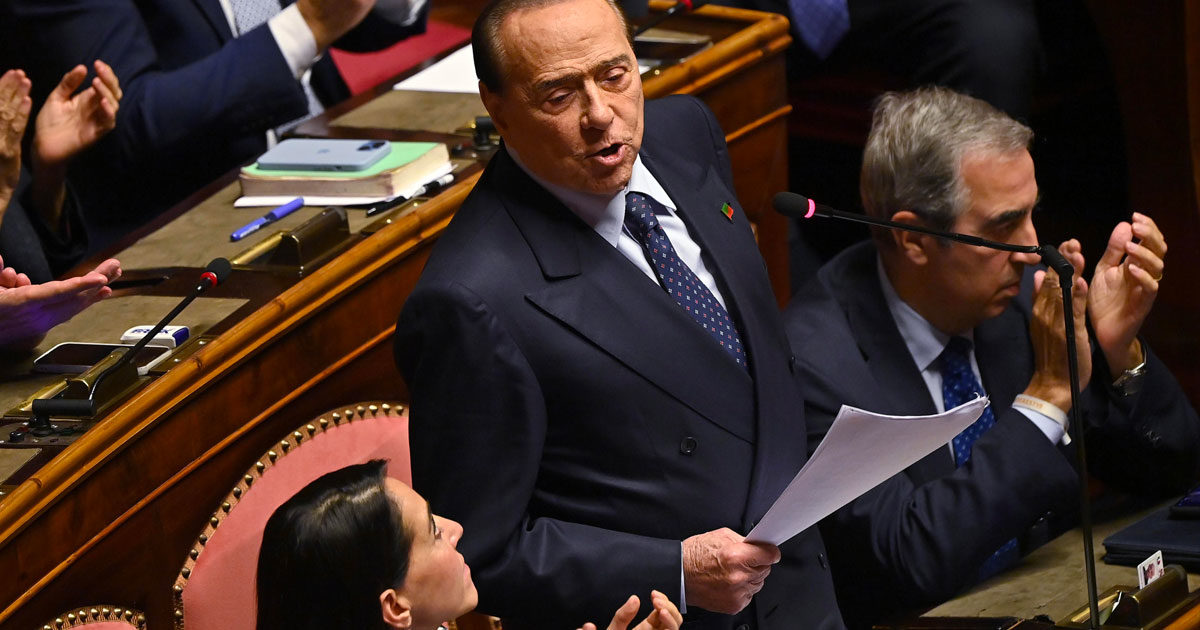 Berlusconi in Senato: “Ho avuto il 17esimo nipote”. Ma sbaglia il conto: sono 16, l’ultimo è il secondogenito del figlio Luigi