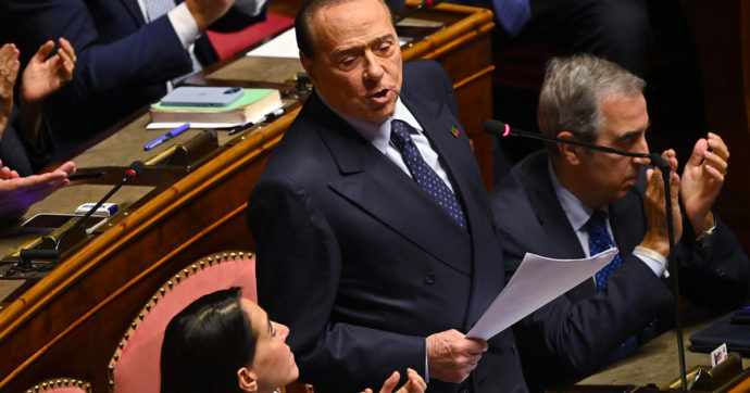 Berlusconi in Senato dopo 9 anni di assenza: la faida dentro Forza Italia per un giorno oscurata dal ritorno del vecchio leader