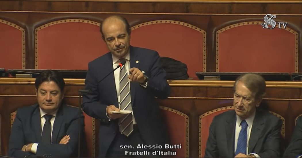 Senato, l’entusiasmo iperbolico del senatore di FdI. Butti a Meloni: “Nostri figli la studieranno sui libri di scuola, sta facendo la storia”