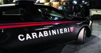 Copertina di Bari, 21enne spara al petto della compagna e la riduce in fin di vita. Poi si uccide con l’arma