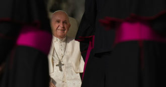 Copertina di Papa Francesco, il messaggio ai seminaristi: “Attenti alla pornografia. E’ un vizio che indebolisce l’anima, anche tra i sacerdoti”