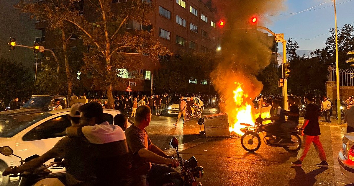 Iran, “via la polizia morale. Ma conti bancari congelati a chi non porta l’hijab”: deputato ultraconservatore anticipa i contenuti della riforma