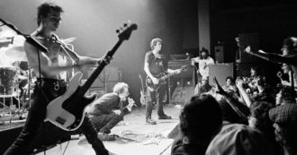 Copertina di “Never mind the bollocks”, 45 anni fa il mondo  del punk trova i suoi profeti nei Sex Pistols