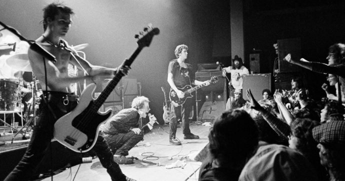 Copertina di “Never mind the bollocks”, 45 anni fa il mondo  del punk trova i suoi profeti nei Sex Pistols