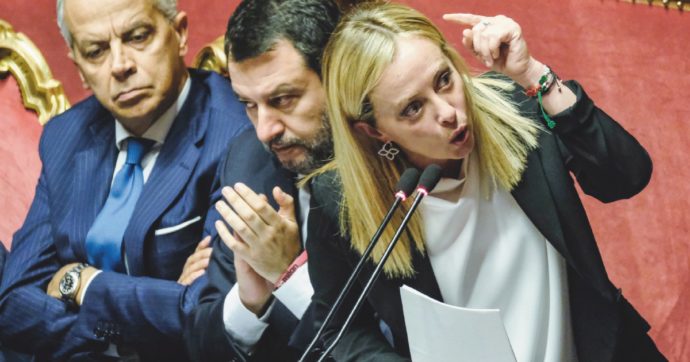 Botte, vaccini, stragi: Meloni straparla, è subito smentita