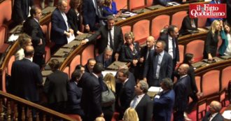 Copertina di Senato, Meloni e Salvini ringraziano Berlusconi dopo il suo intervento. E l’Aula approva la mozione di fiducia – Video