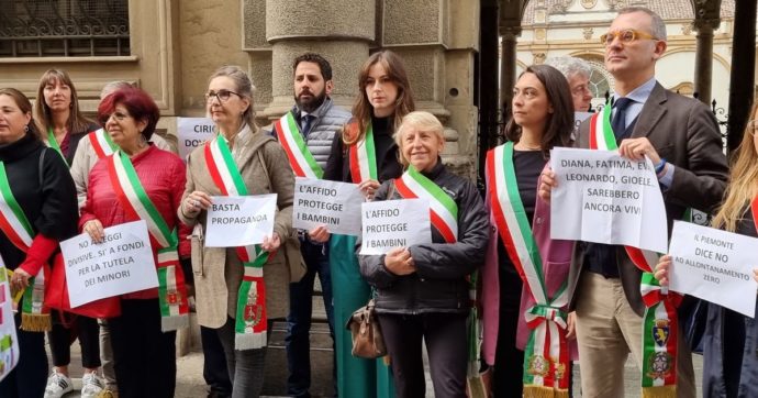 Piemonte, la destra fa una legge contro gli allontanamenti di minori. Protestano esperti e operatori: “Prevalsi i diritti degli adulti”