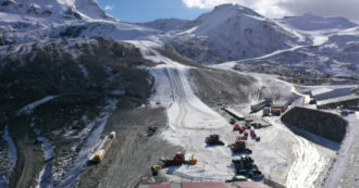 Copertina di Il ghiacciaio senza neve: le immagini della pista a Cervinia che avrebbe dovuto ospitare le gare di sci alpino – Video