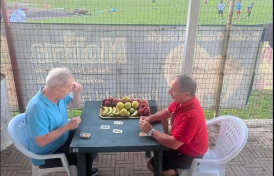 Domeniche Bestiali – La partita a scopa dei magazzinieri per decidere chi farà la lavatrice