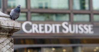 Copertina di Credit Suisse, stop ai dividendi, licenziamenti e aumento di capitale di 4 miliardi. Titolo a picco in borsa
