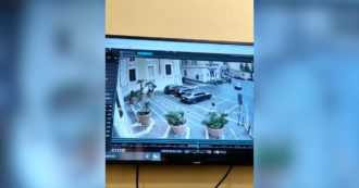 Copertina di Tragedia sfiorata a Roma, auto impazzita piomba sulla scalinata di Palazzo Cimarra: illesi pedoni e la conducente